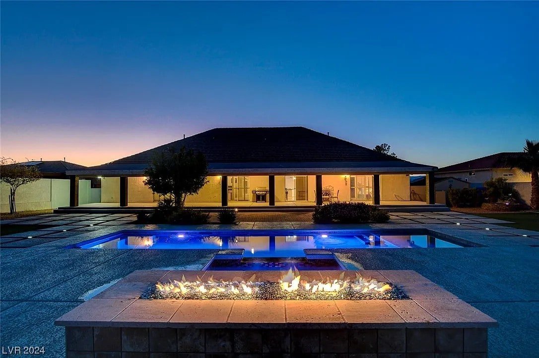 Vegas Luxury Villa, Pool, Spa, Games. Sleeps 2-12 gallery image 4