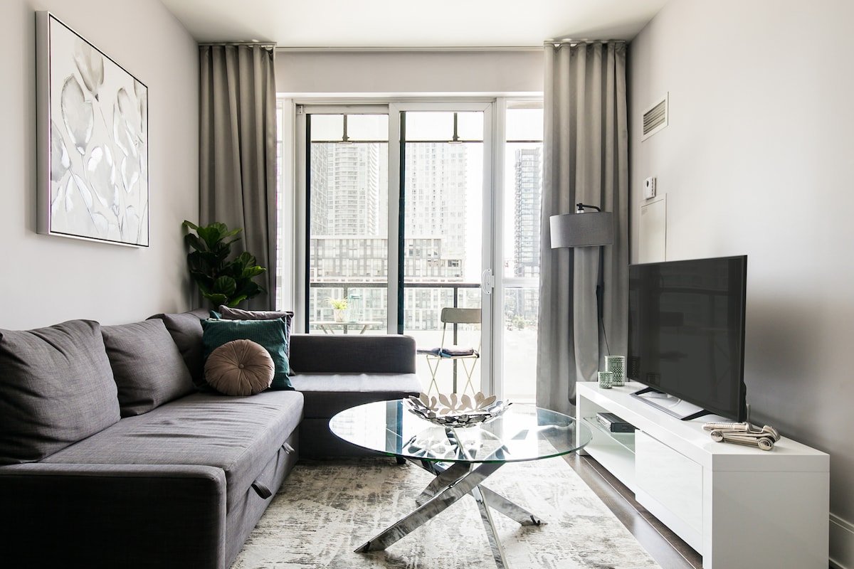 Bright Executive Condo CN Tower View + Gym & Sauna gallery image 3