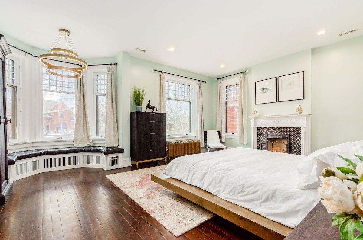 Large Private Yard | Hot Tub | Chefs Kitchen! gallery image 4