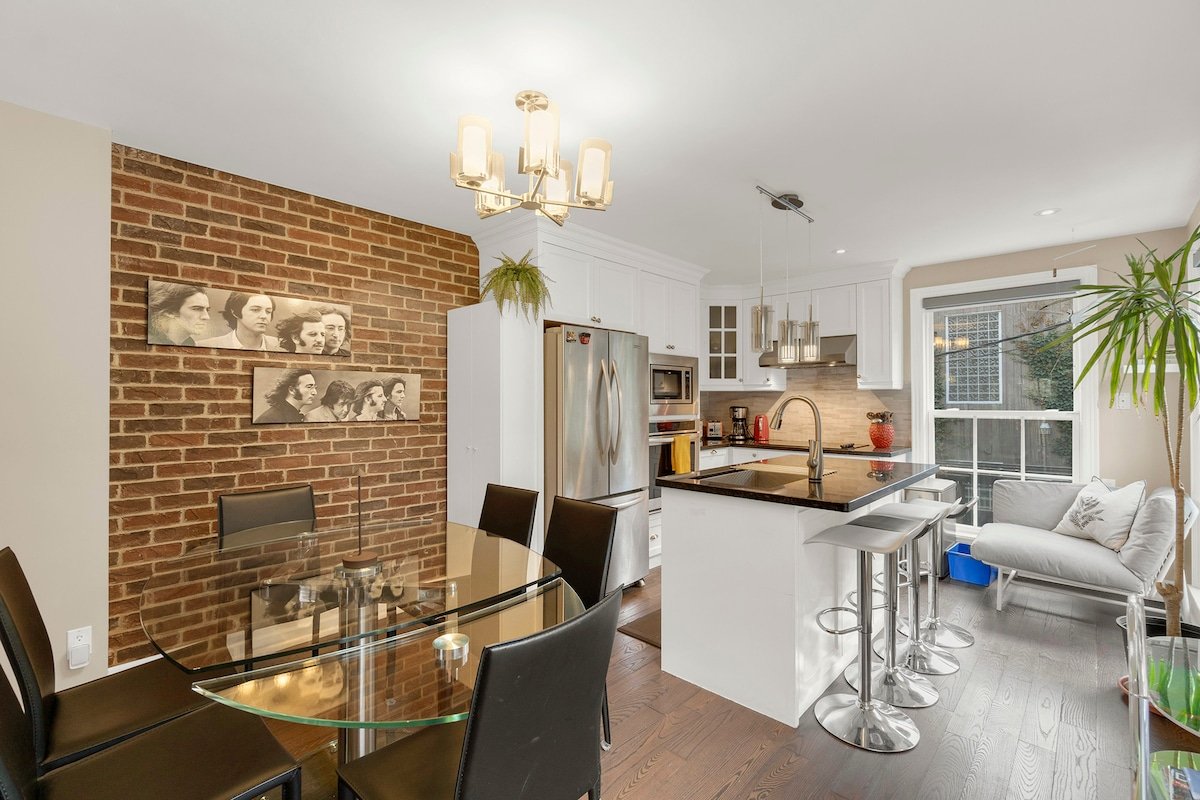 Chic Oasis – Hot Tub/Free Parking/5 min to Subway gallery image 4