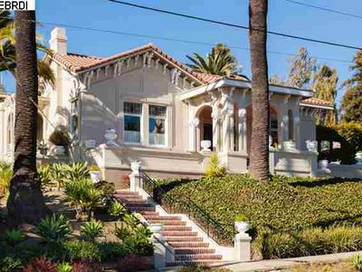 4 bedroom, 3 bathroom, huge, with palms and art