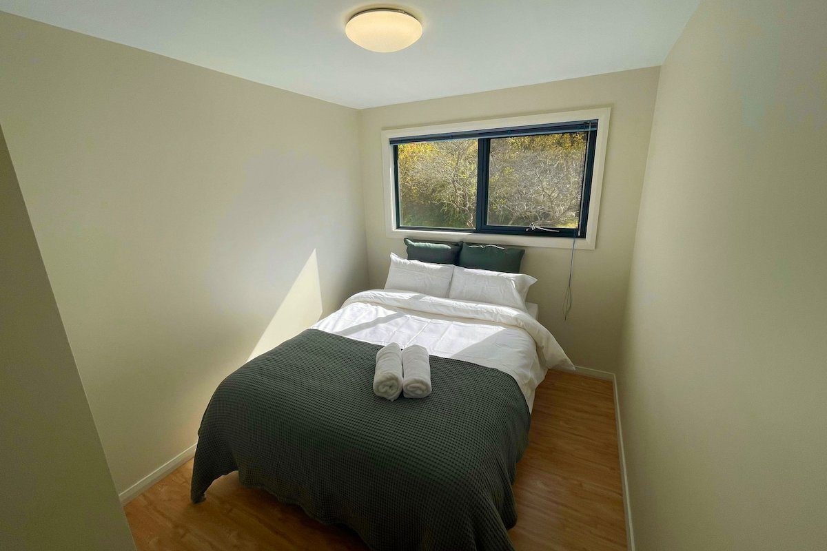 Orford Beach Retreat – The Captain’s Quarters gallery image 3