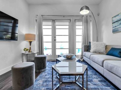 Next to 3rd St Promenade Walking Distance to Beach