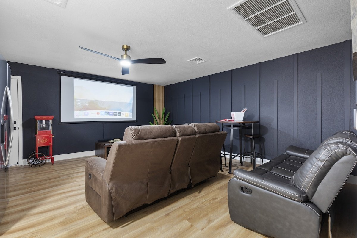 LUXE Resort Pool+Theater+Gym |Pickle/Basketball gallery image 4