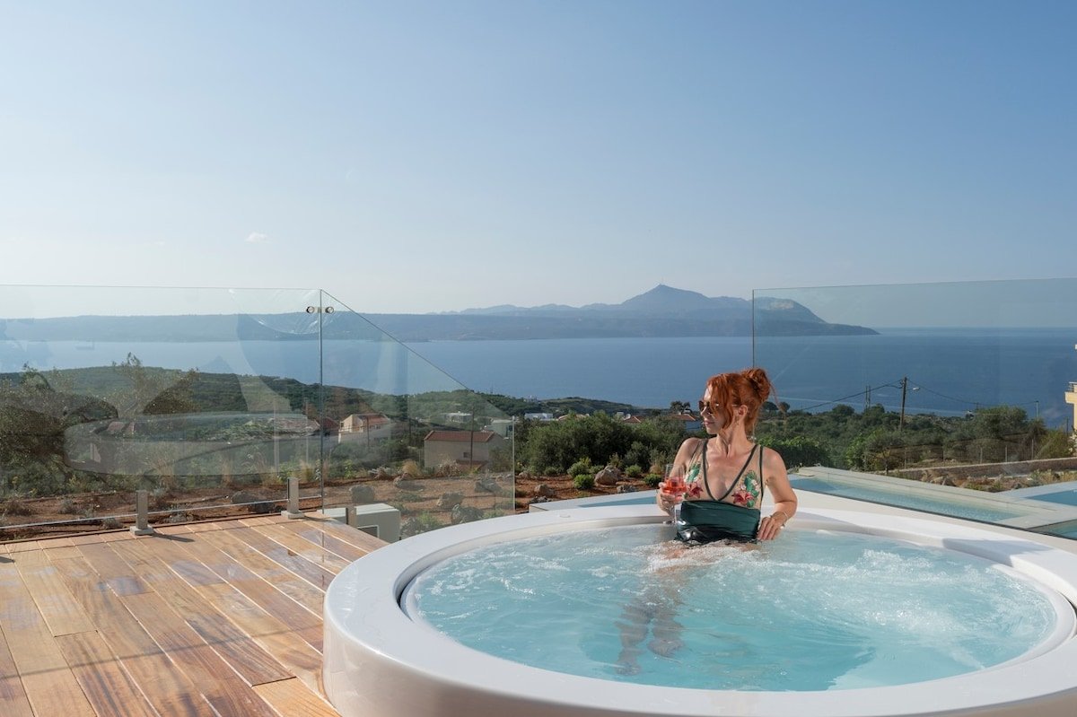 Luxury Sea View Villa w Heated Pool, Jacuzzi & Gym