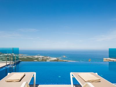 Bonsai Villa, 3 BD, 3 BA, lovely sea views