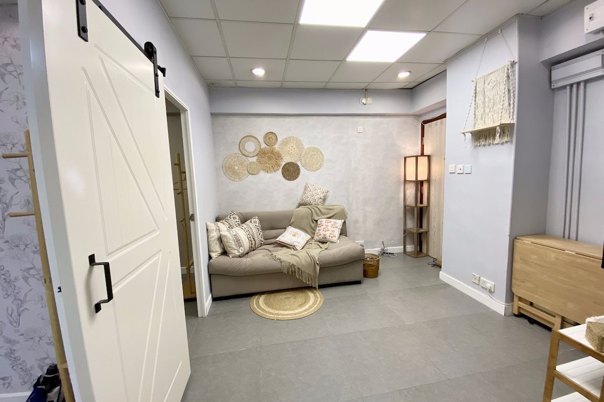 CozyStay 8pax Bohemian apartment at city center gallery image 4