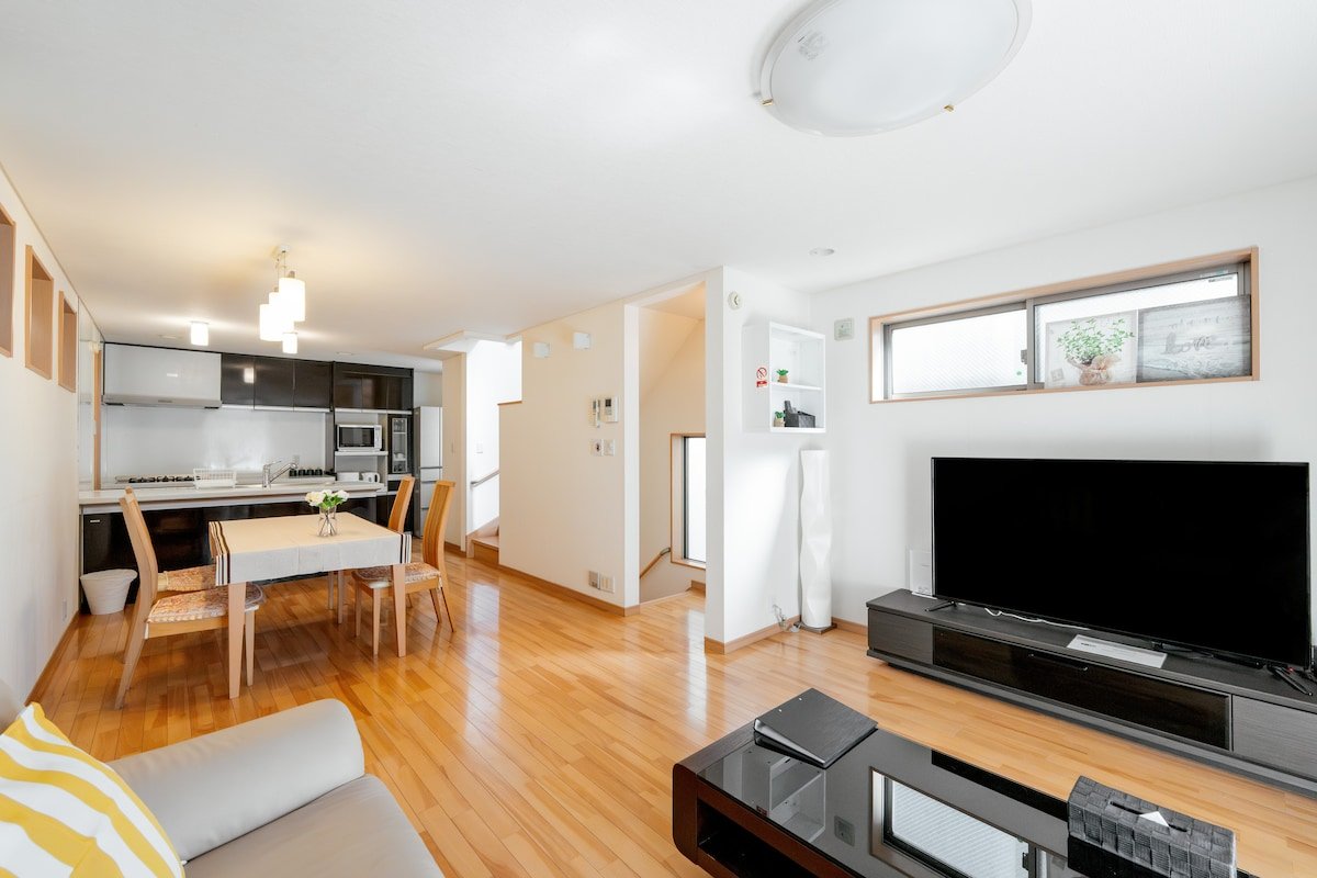 新宿＆歌舞伎町すぐ！広々117㎡貸切一軒家・東新宿2分｜最大8名・全室エアコン・キッチン設備完備 gallery image 2