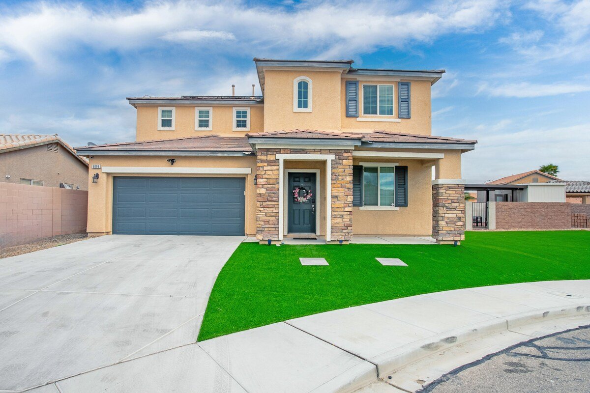 All-In-One 5BD Home w/ Pool, Arcades, Theater! gallery image 4