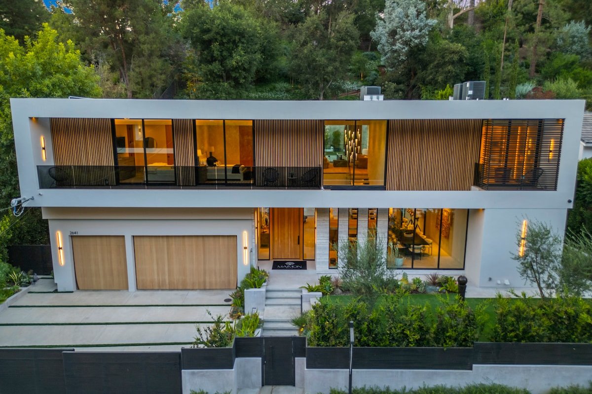 Exquisite Private Oasis in Beverly Hills gallery image 4