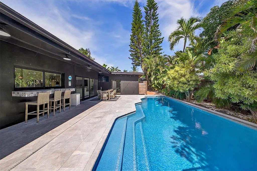 Harbor Inlet Beach Home! Walkable to Beach! Pool! gallery image 5