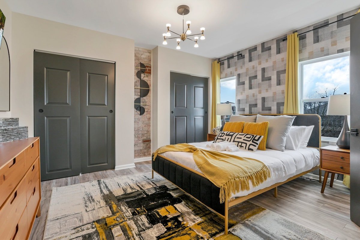 King Beds+Games | HUGE Downtown Retreat | Dogs ok gallery image 5