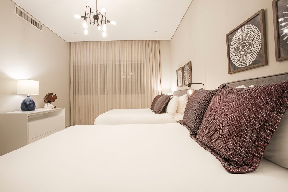 LUX 4BR Condo! Ocean Views! Pool! gallery image 3