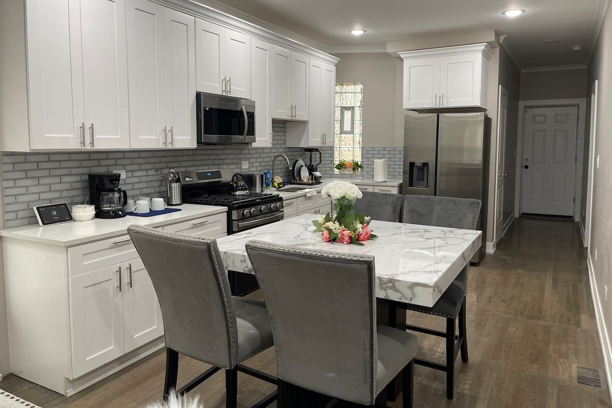 Exec Lux home wth 3 Level,6 Bdrms/3bth & 2 Kitchen gallery image 3