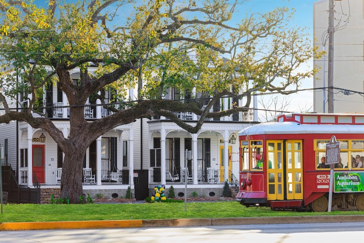 Luxurious Mid City Classic Home On Streetcar Line gallery image 5