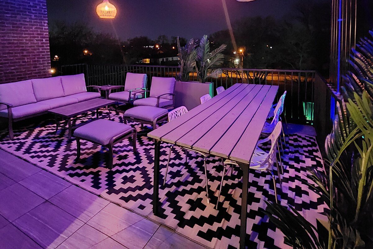 Modern 4 bedroom home with pool gallery image 5