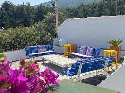 Casa-apto con amplias vistas al mar y jardín.