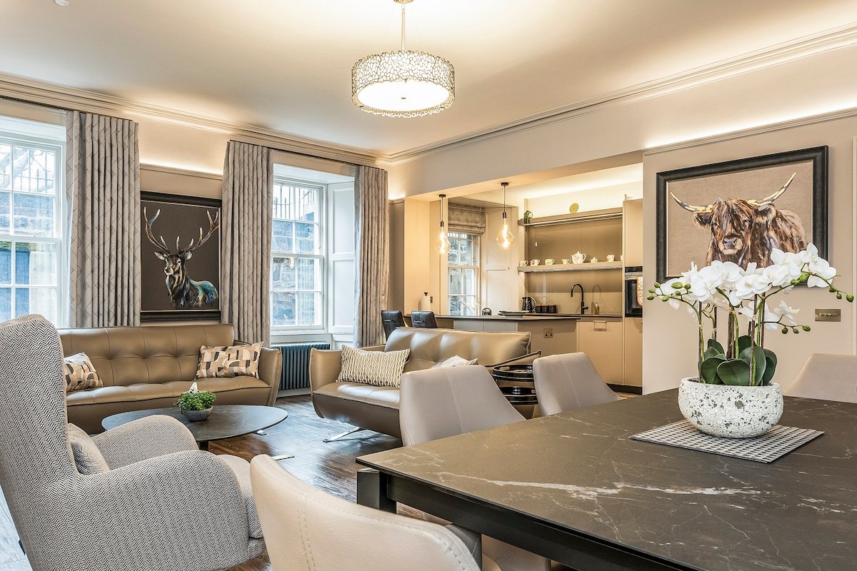 Elegant 2 bed Georgian retreat close to Princes St gallery image 2