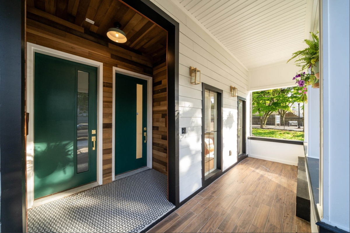 Luxe 4bd+Rooftop, next to Train