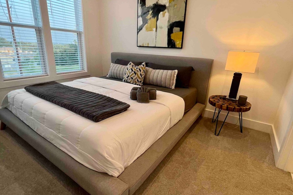 Music City Retreat | King Suite & Rooftop Deck!’ gallery image 5