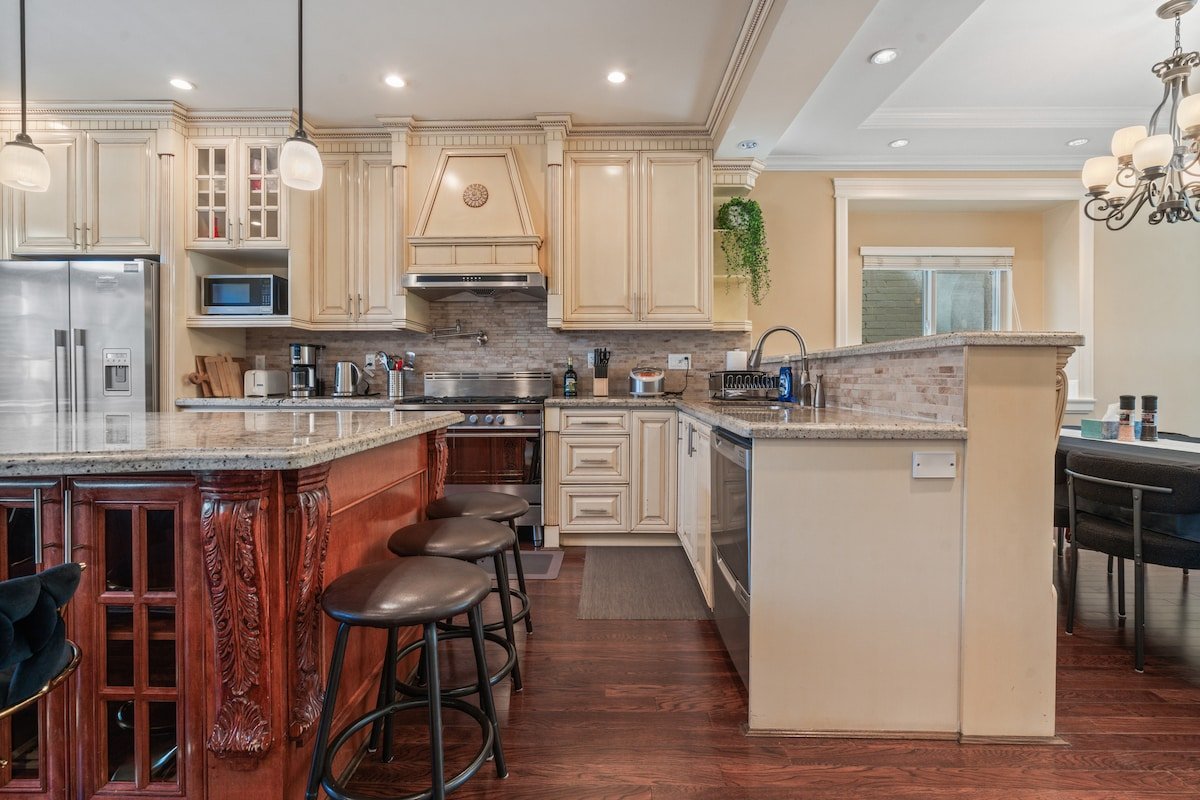 Luxurious Spacious Retreat 11min to Downtown gallery image 3