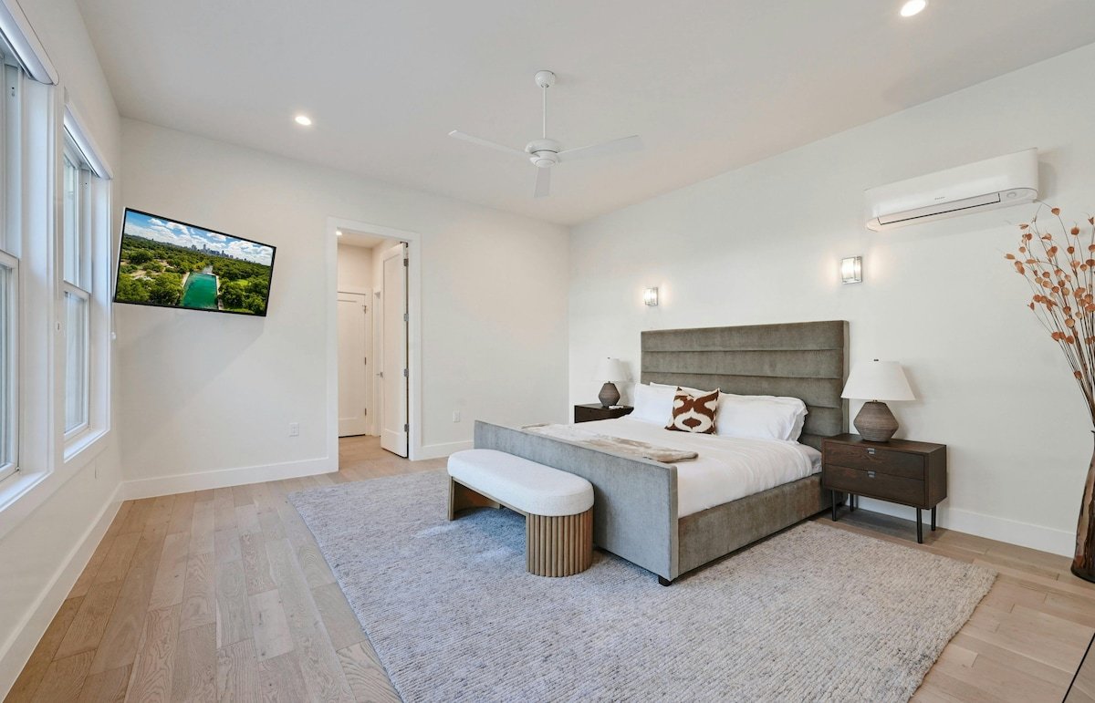 Stunning Mid-century Perfection, Pool and Hot Tub! gallery image 5