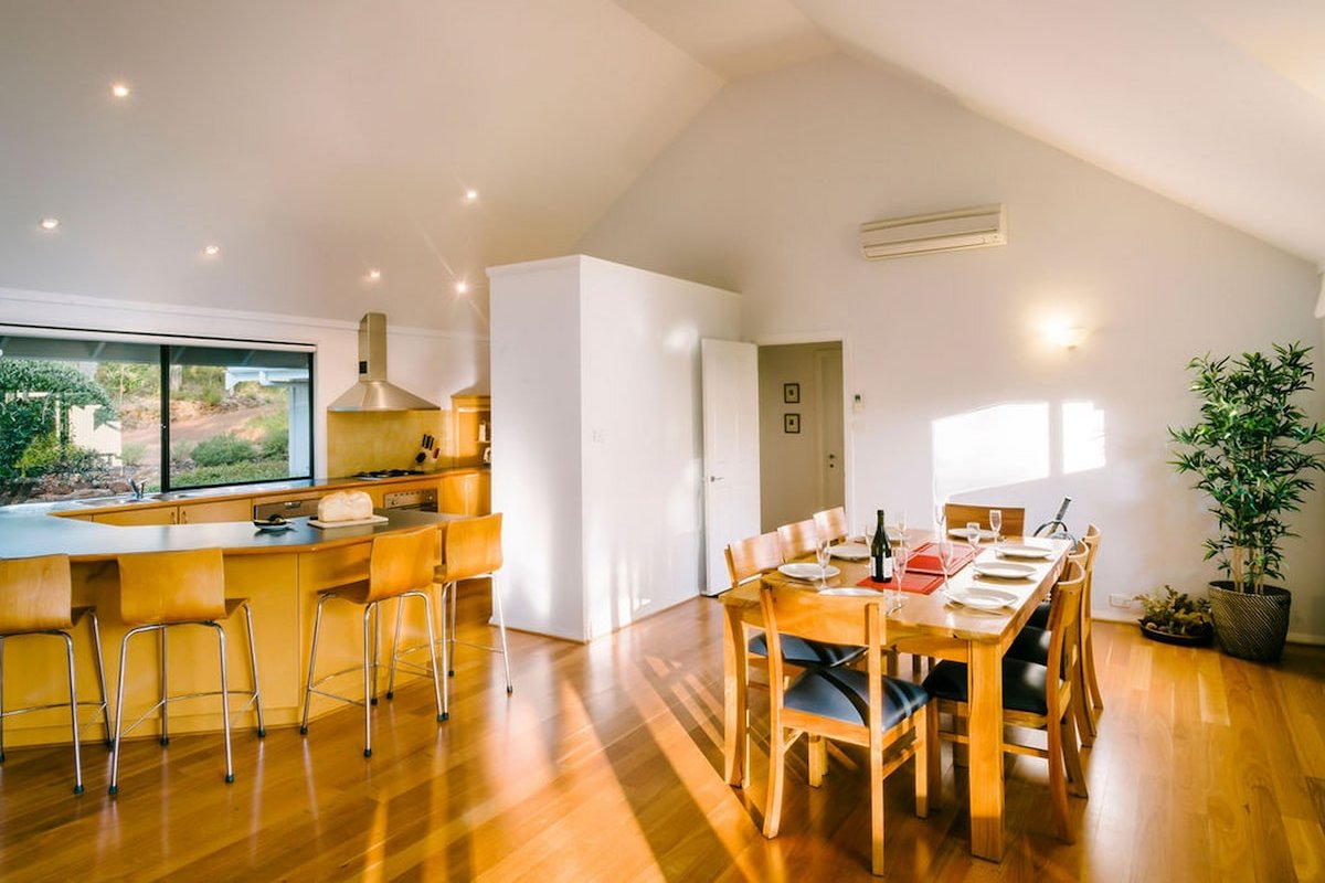 Idyll Estate—Bushland Gem with Spa & Tennis Court gallery image 5