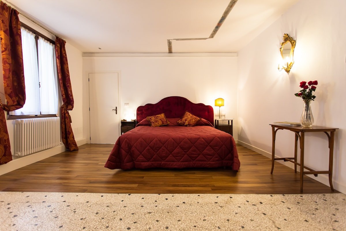 Ca’ Nal – GONDOLA – S.Mark -Rialto gallery image 2