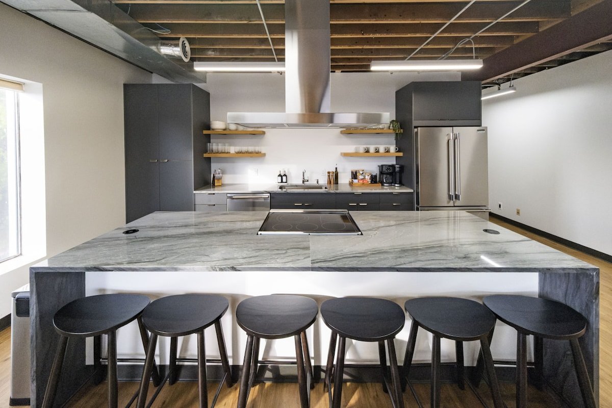 The Ballard Loft|Sleeps 8 |Steps to Shops & Dining gallery image 5