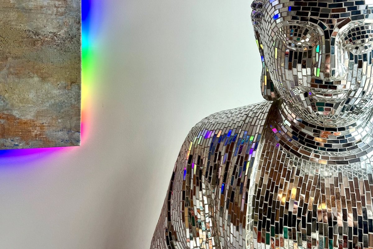 Artful Stay: Large, Immersive, Hot Tub + Fire Pit gallery image 3