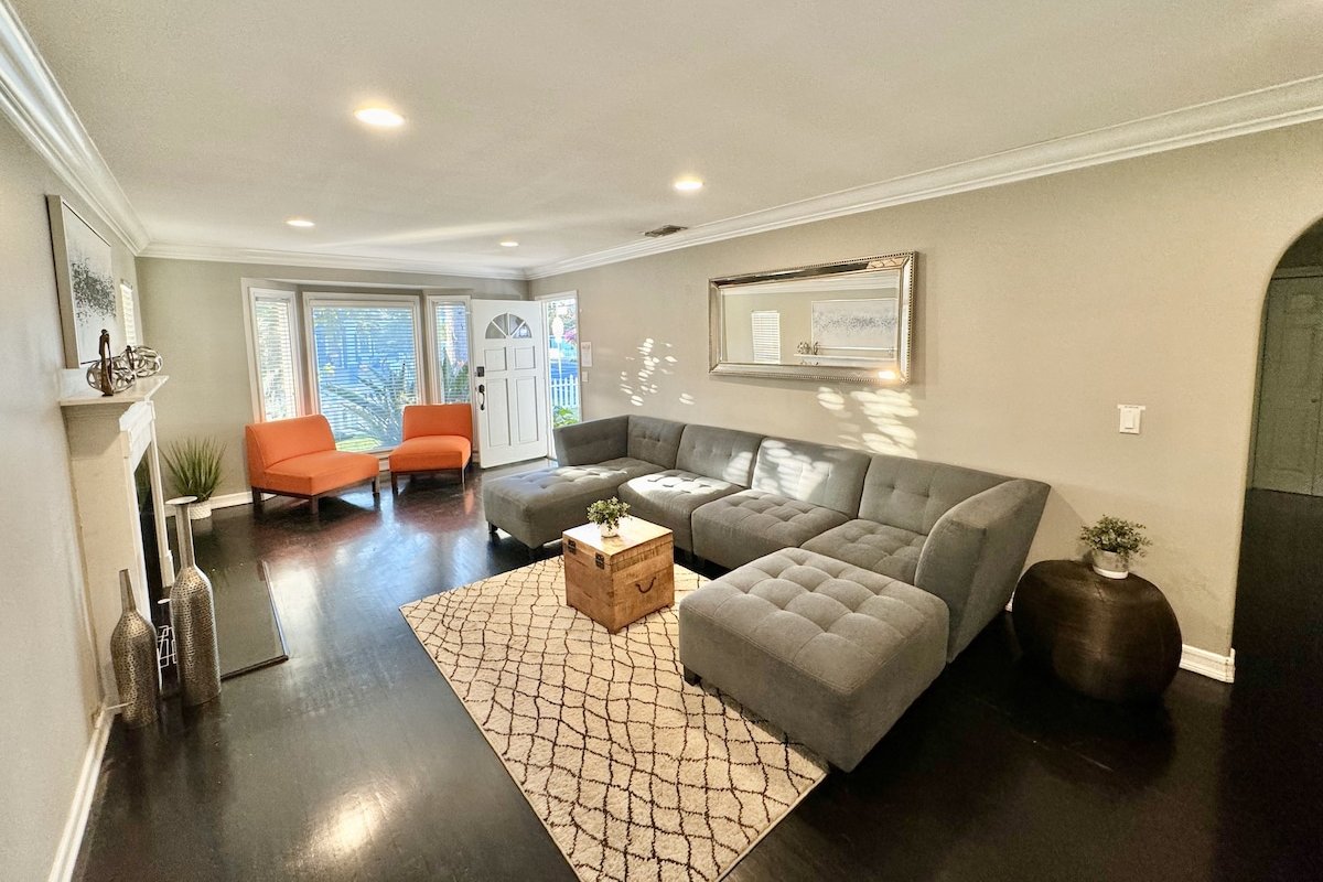 118 Sherman Oaks Family Home gallery image 3