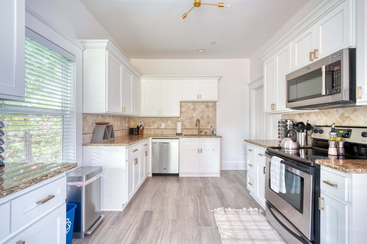 Victorian Vibes • 3BR • Steps to Mississippi gallery image 4