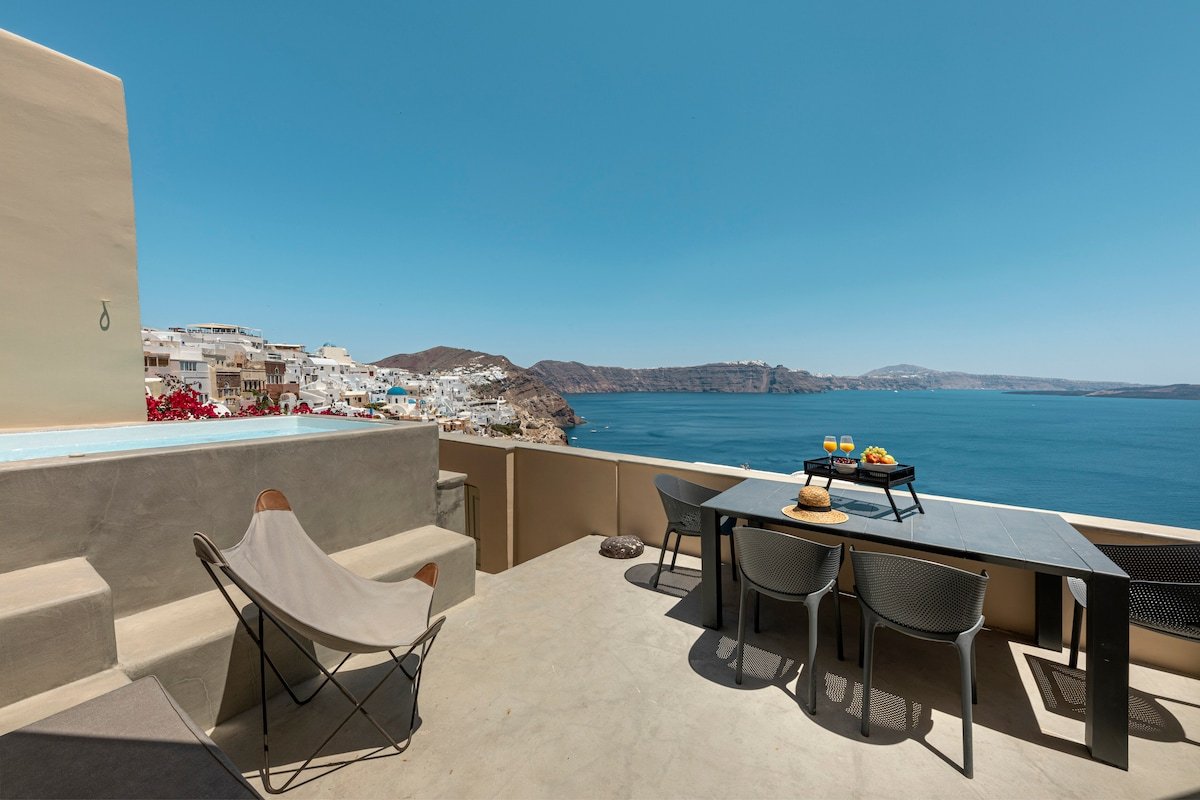The Caldera View villa in Oia with Hot Tub gallery image 3