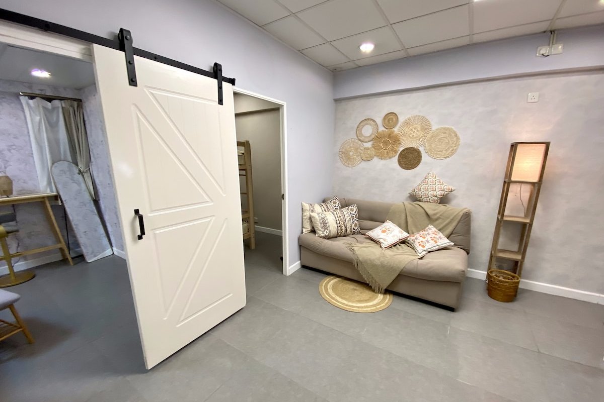 CozyStay 8pax Bohemian apartment at city center gallery image 2