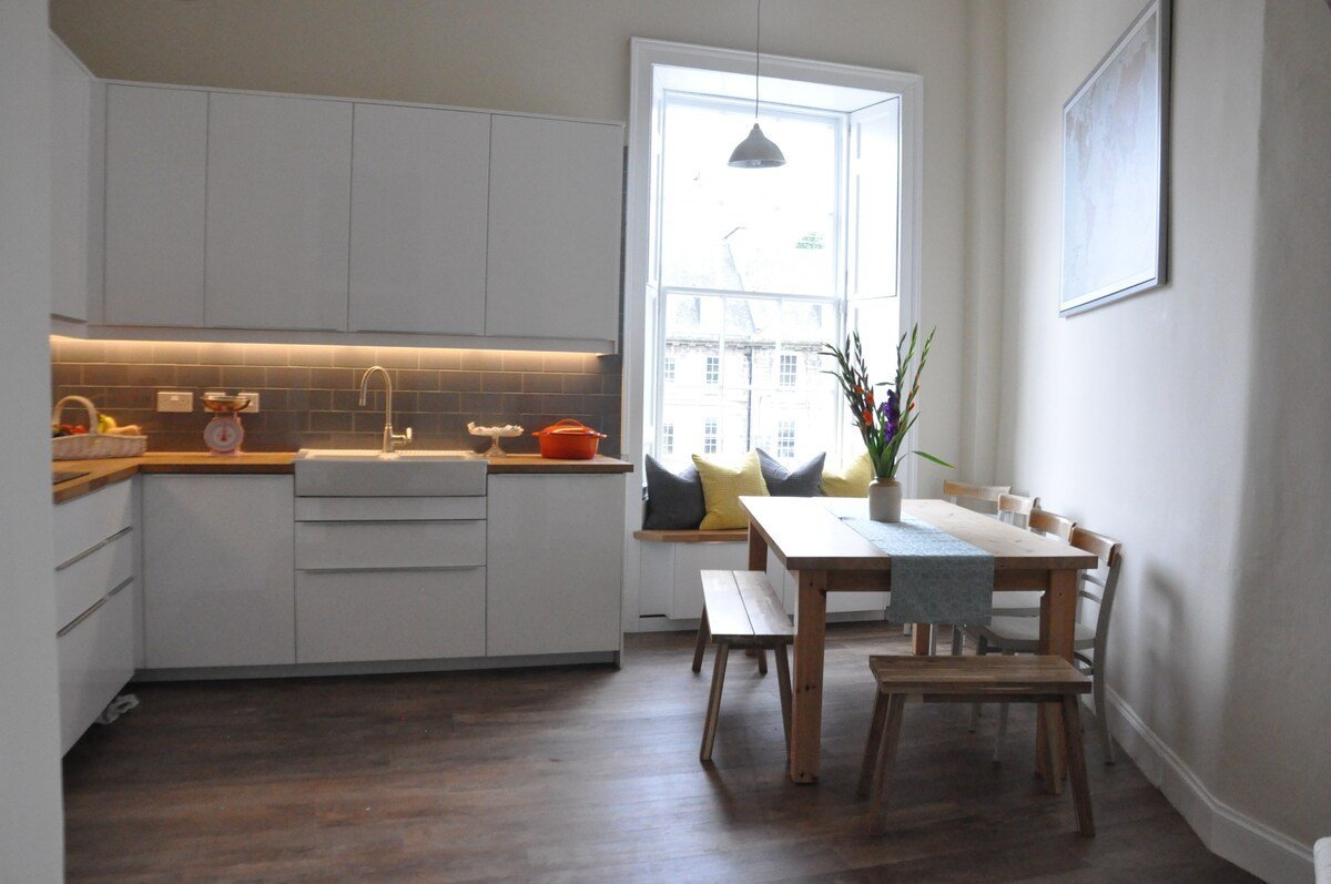 Large and bright 2nd floor city centre apartment gallery image 3