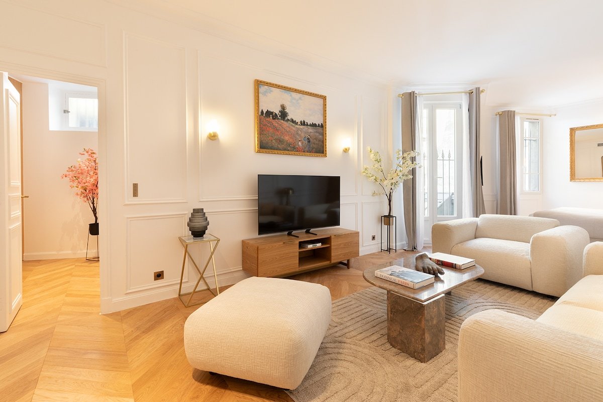 An Exceptional 3-BR/3Ba with Services – Opéra gallery image 5