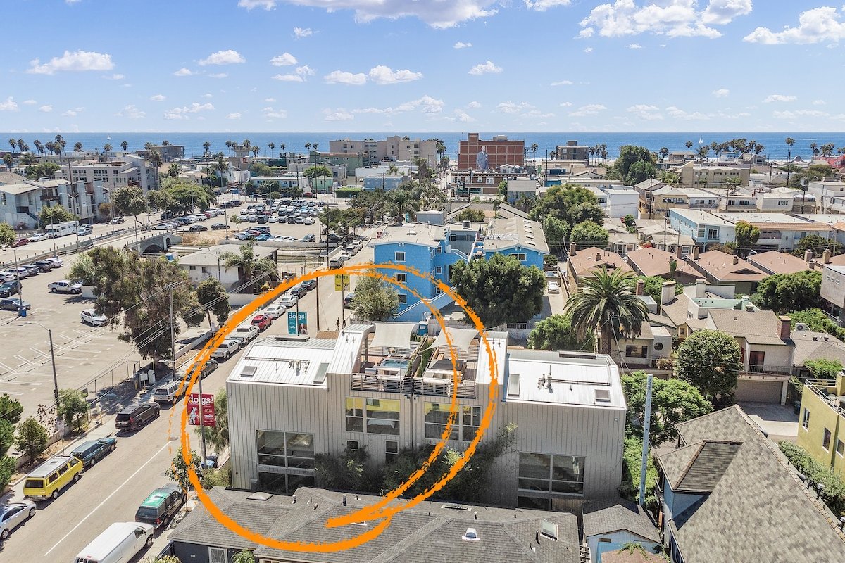 Alberta Beach Loft – Modern Home w/ Rooftop & Spa gallery image 5