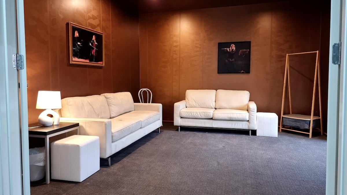 Cheerful lakeside home with beautiful lake view gallery image 5