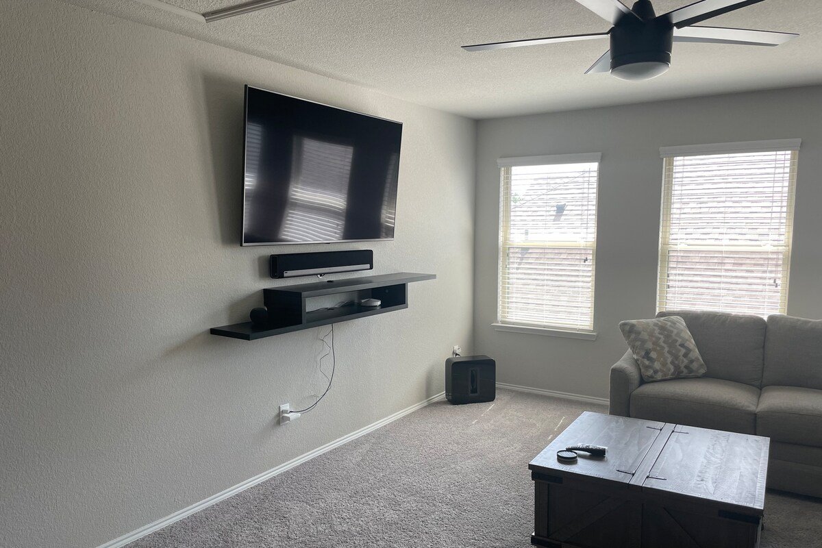 Pristine 3 bedroom, 3 bath smart home w/ amenities gallery image 3