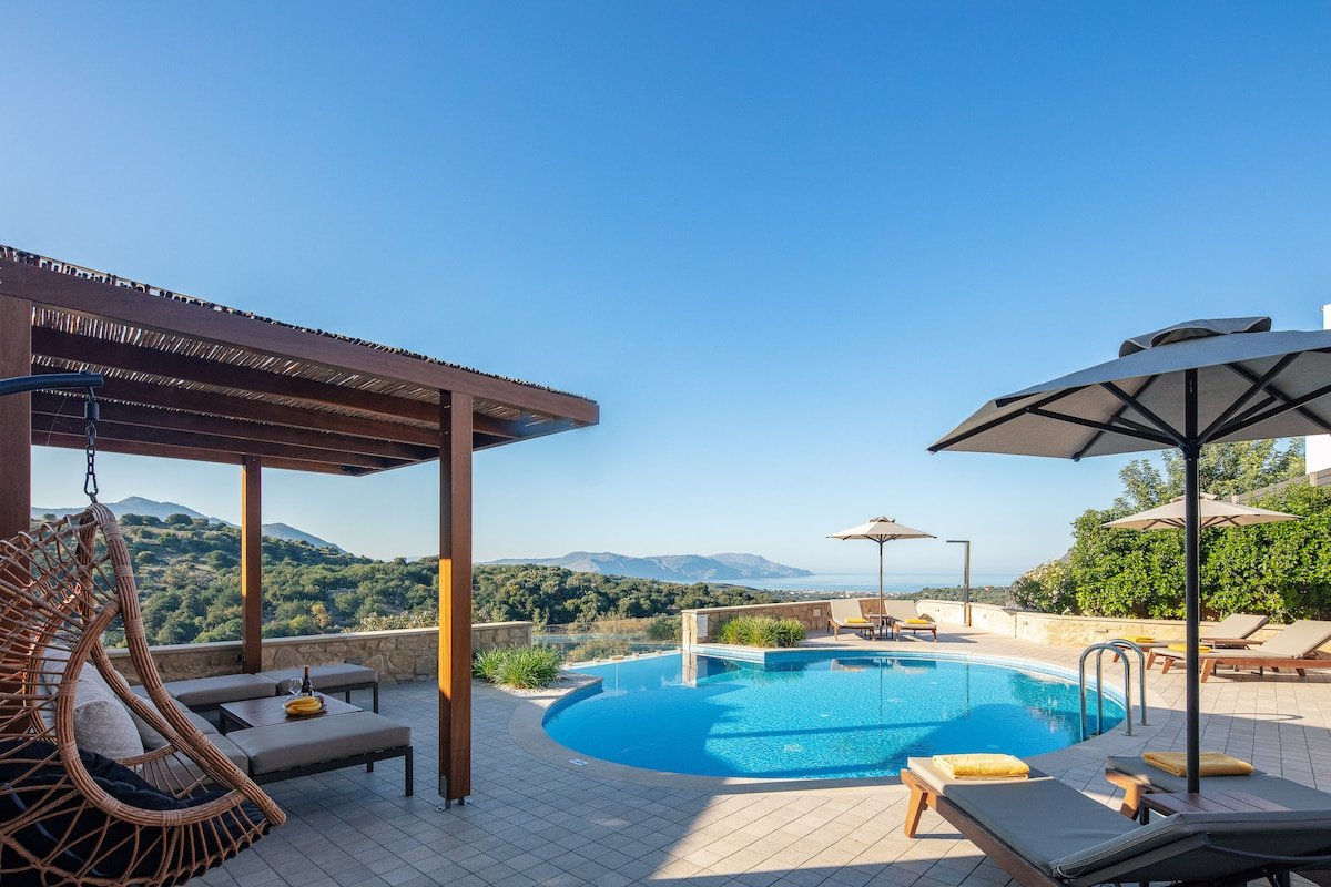 Stunning panoramic and sea views and jacuzzi! gallery image 3