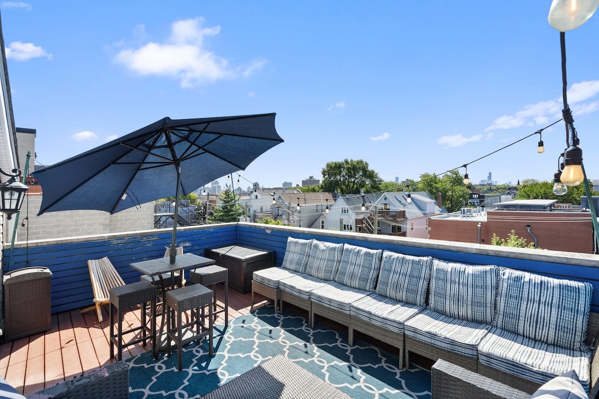 Soaring Dramatic Wrigley Loft w/ PRIVATE ROOFTOP gallery image 3