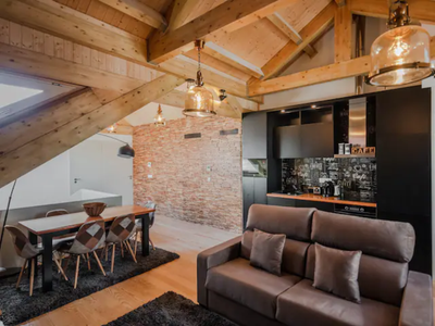 Deluxe Rustic 3 Bedroom apartment + Parking