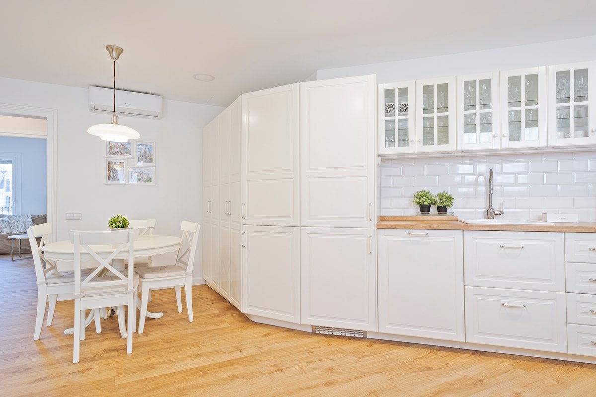 Bright stylish apartment in central Eixample gallery image 4