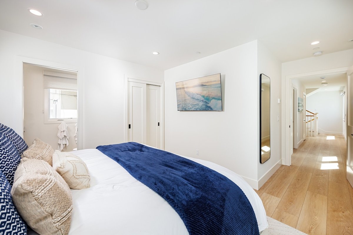 New Chic Remodel w/ Rooftop Deck: 123 30th B gallery image 2