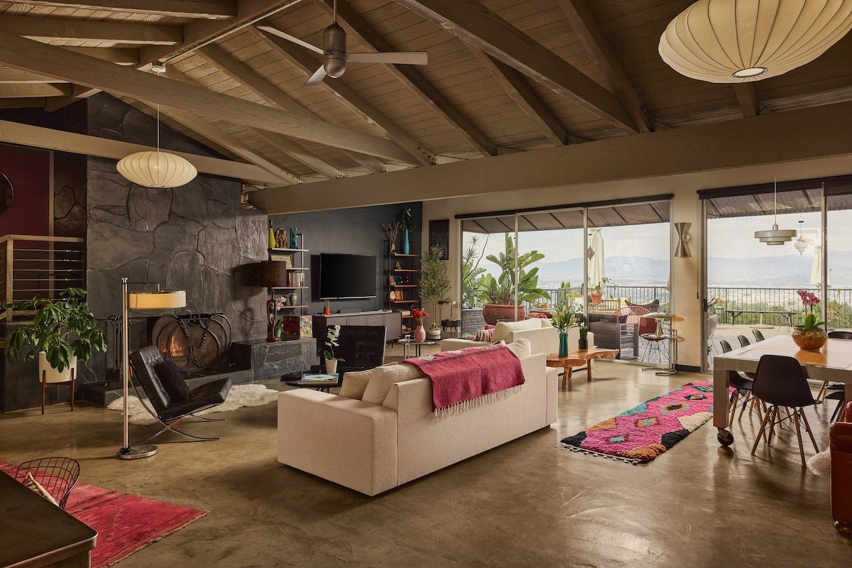 Cozy Mid-Century Pad Fab Views & Fireplace gallery image 3