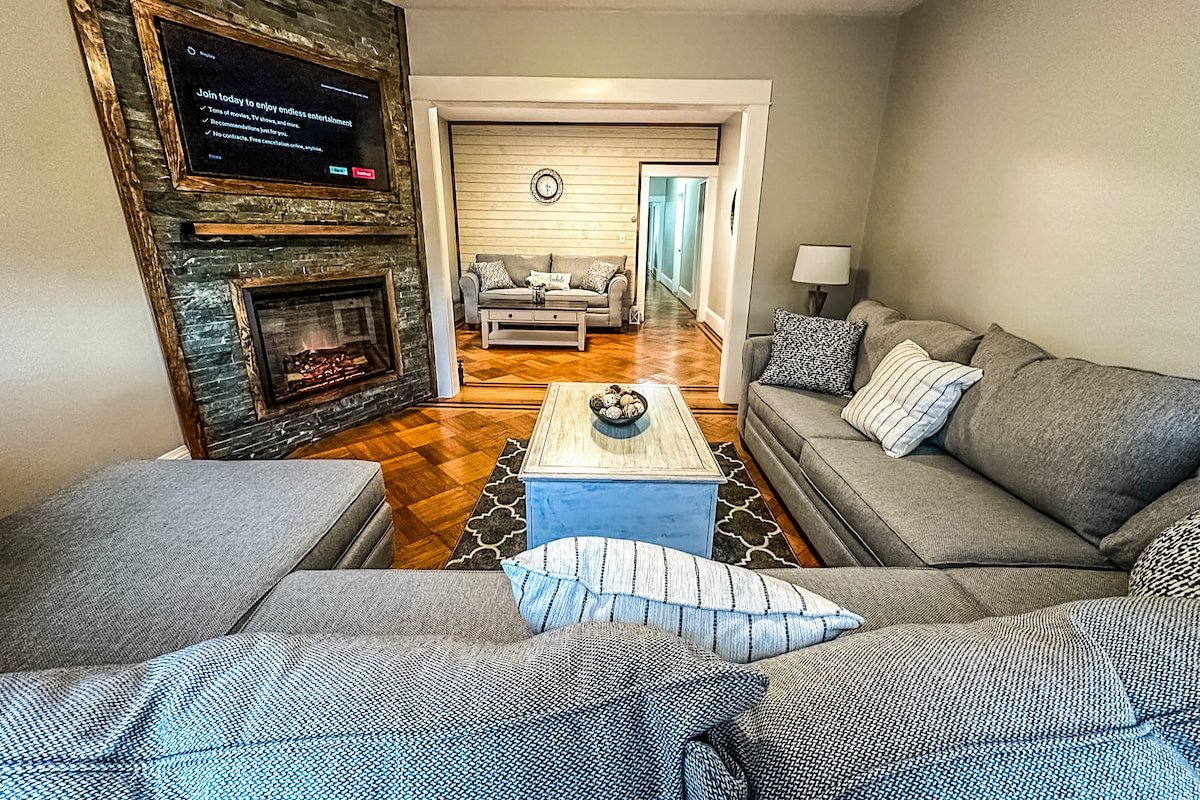 *The Allen House* Gorgeous Apartment – Sleeps 8 gallery image 2