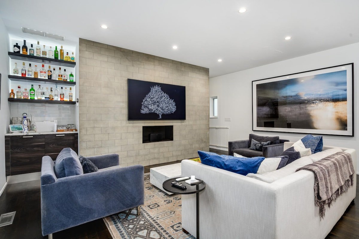 Luxe Home with Skyline Rooftop – Sleeps 10 gallery image 5