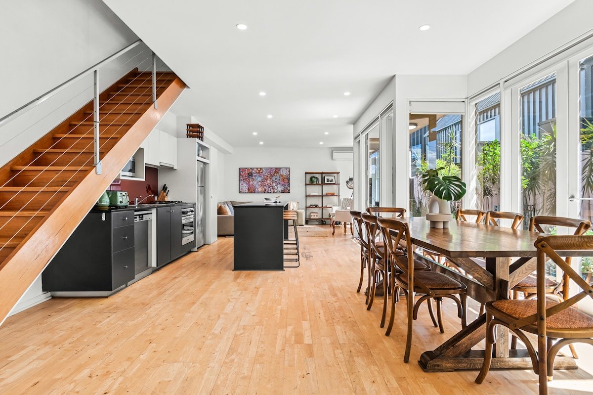 The Avenue. The Place. Terrific 4BR 2BTH Townhouse gallery image 3