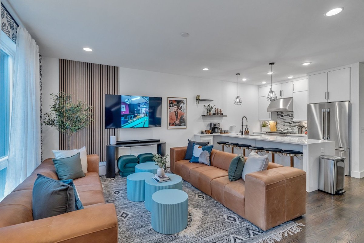 Winter Escape near DT | Rooftop HotTub + Game Room gallery image 5