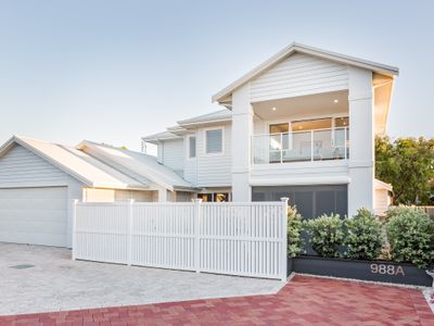 Fernweh—A Generous Hamptons-Style Beachside Escape